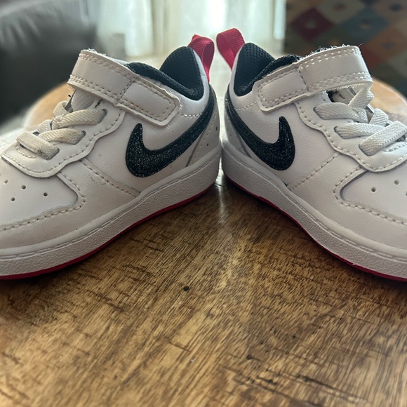 Nike Kids White and Black Sneakers with Pink Accents - Picture 2 of 4